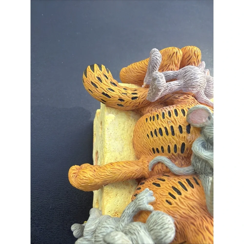RARE Westland 2349 Paws Garfield Cat Sitting On Top Of The World Music Box Works